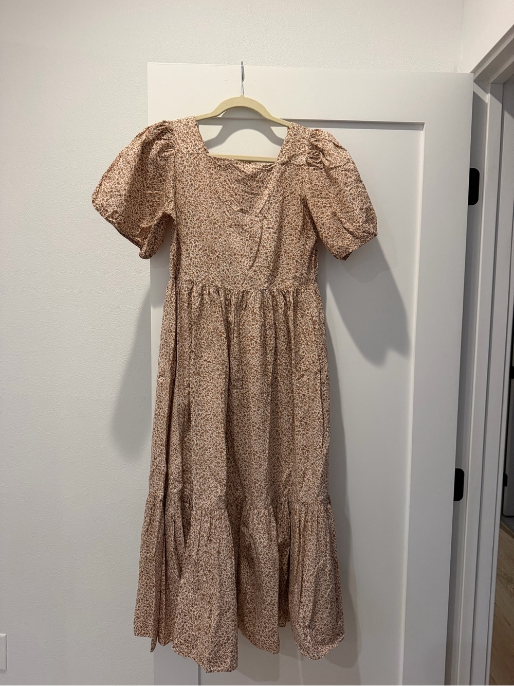 Doen Beige Floral Puff Sleeve Midi Dress